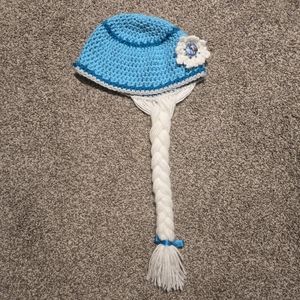 Disney Frozen Elsa blue & white knit hat w/ long braided yarn in great condition